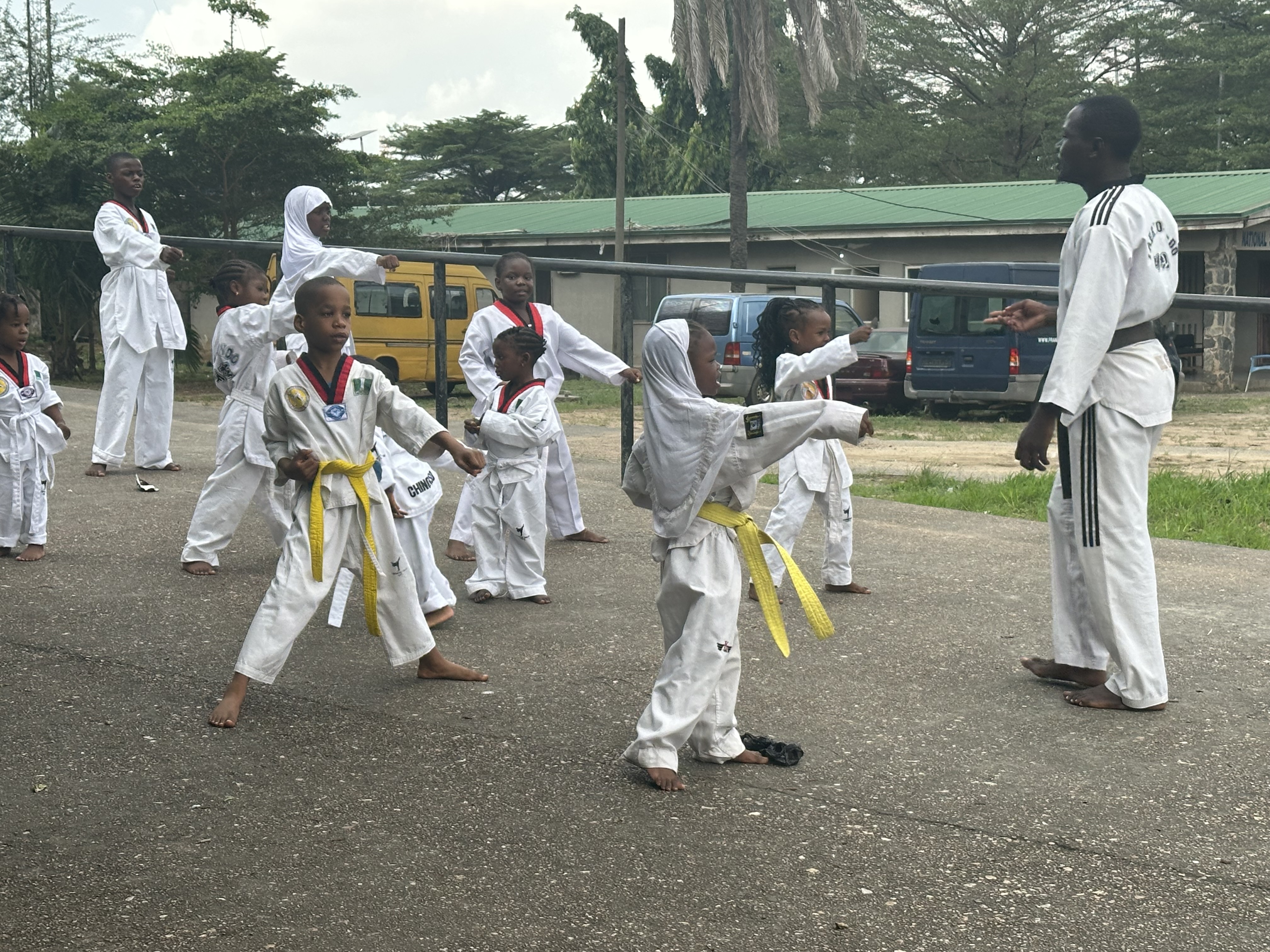 Santri berolahraga dan latihan ekstrakurikuler di lapangan