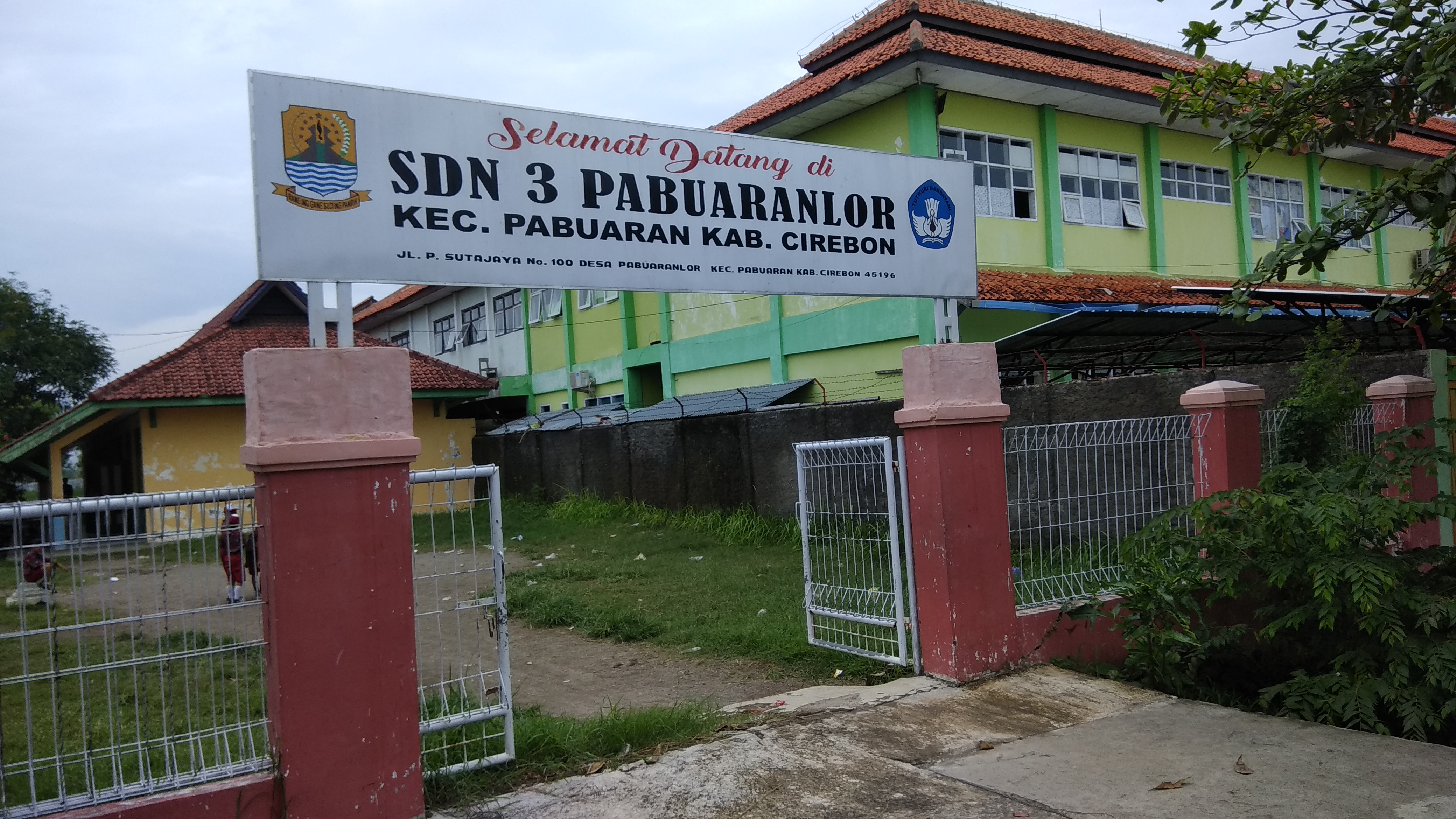 Gedung SDIT Hidayah Ceper dengan suasana asri dan tertata